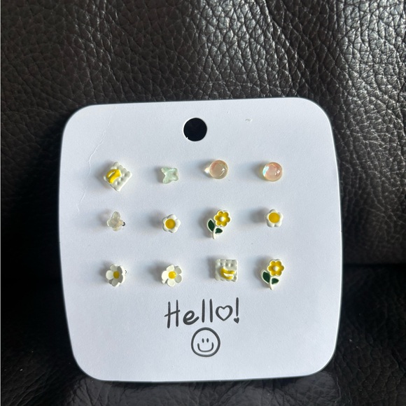 Yellow and White Flower Stud Earring Set - Picture 4 of 4